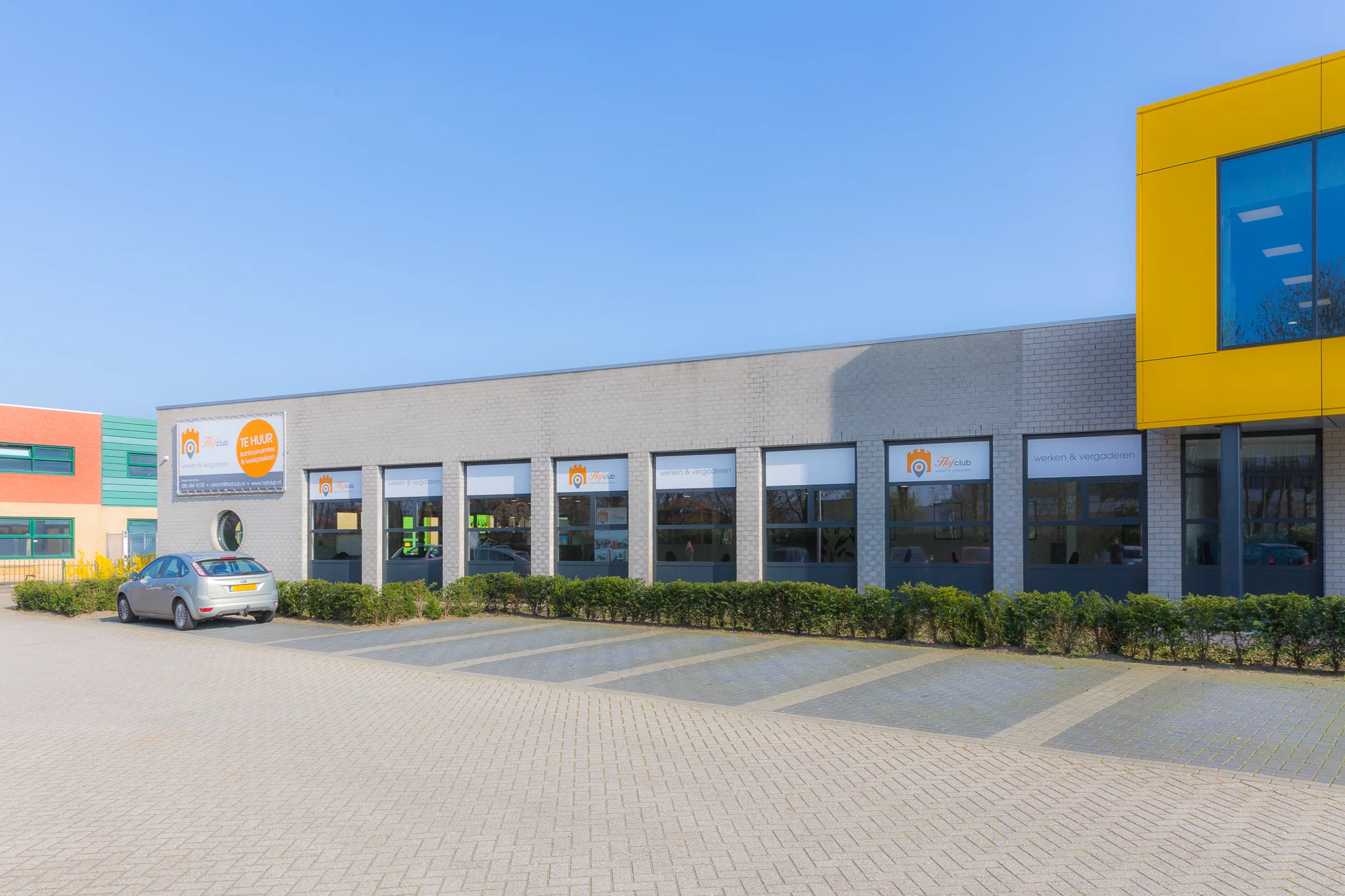 Bedrijfsverzamelgebouw aan de Niels Bohrweg met meerdere kantoorruimtes te huur.